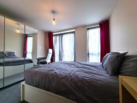 Flat Charcot Road in Greater London