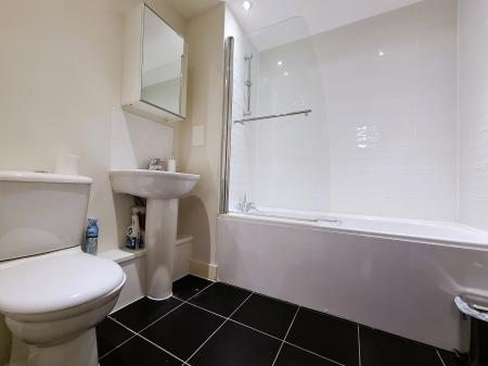 Flat Charcot Road in Greater London