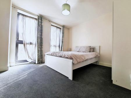 Flat Charcot Road in Greater London