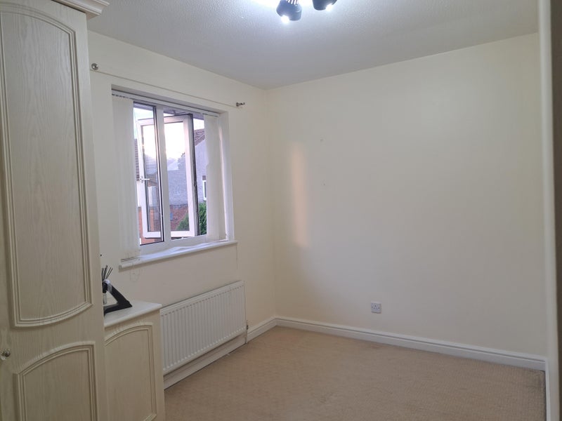 Room Cropton Crescent in Nottingham