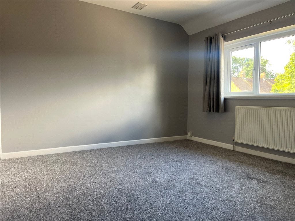 Room Yew Tree Drive in Guildford