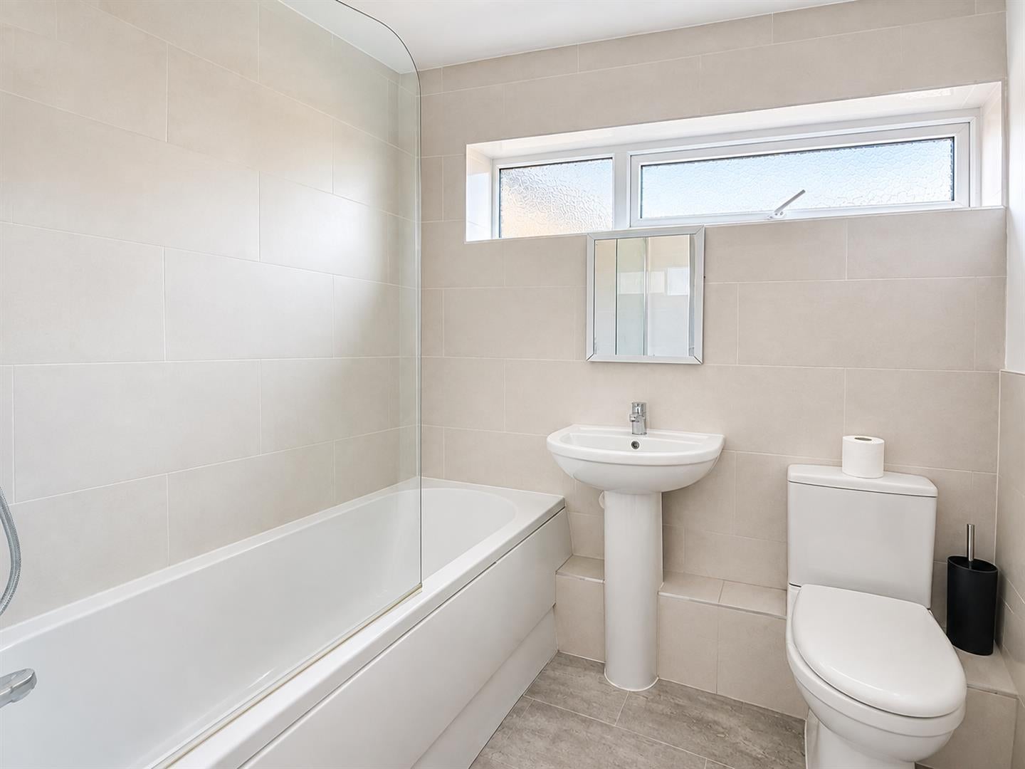 Flat Heathcote Road in Surrey Heath