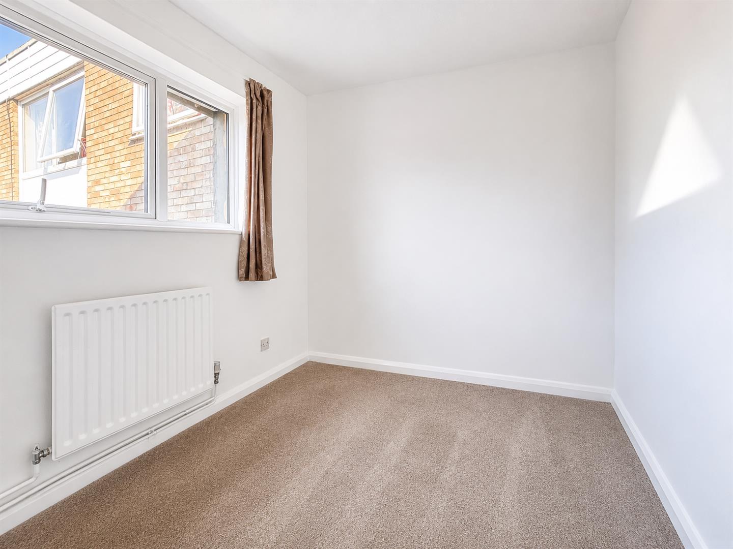Flat Heathcote Road in Surrey Heath