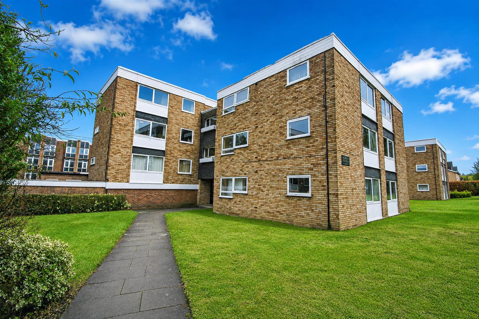 Flat Heathcote Road in Surrey Heath