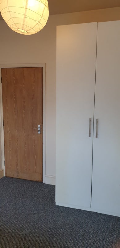 Room Merton High Street in Greater London