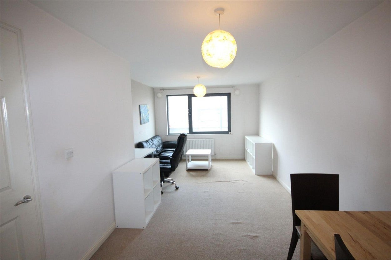 Flat Kenton Road in Greater London