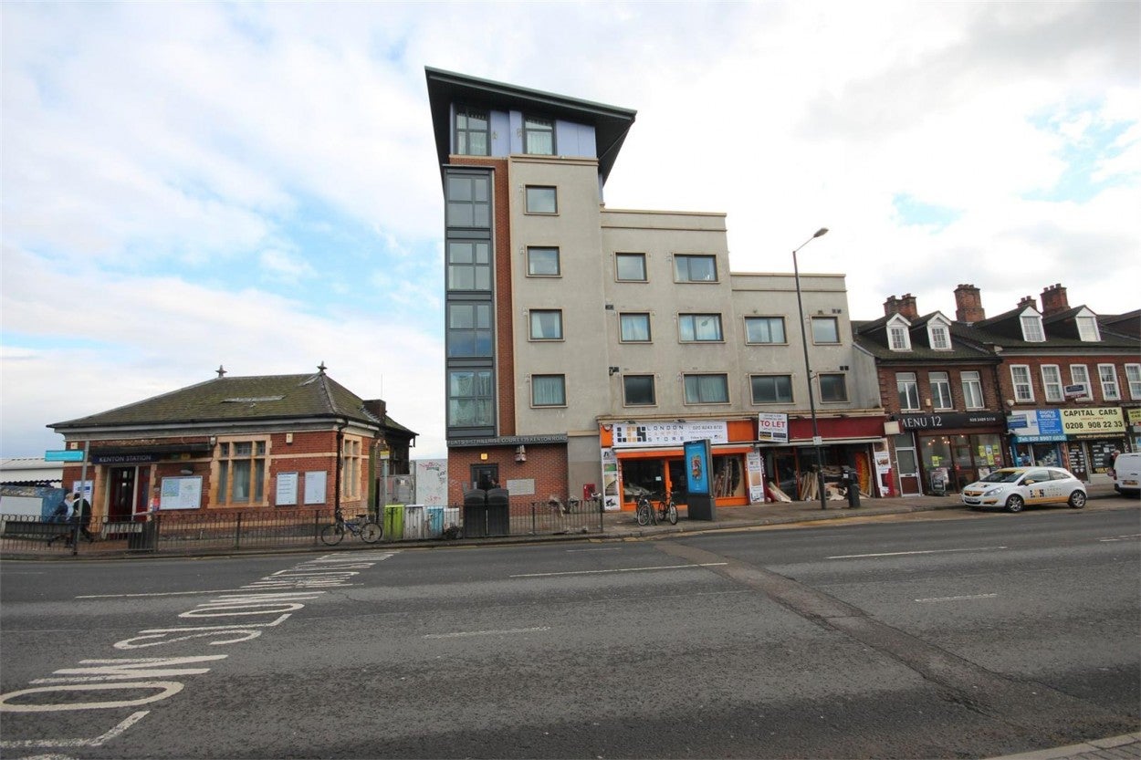 Flat Kenton Road in Greater London