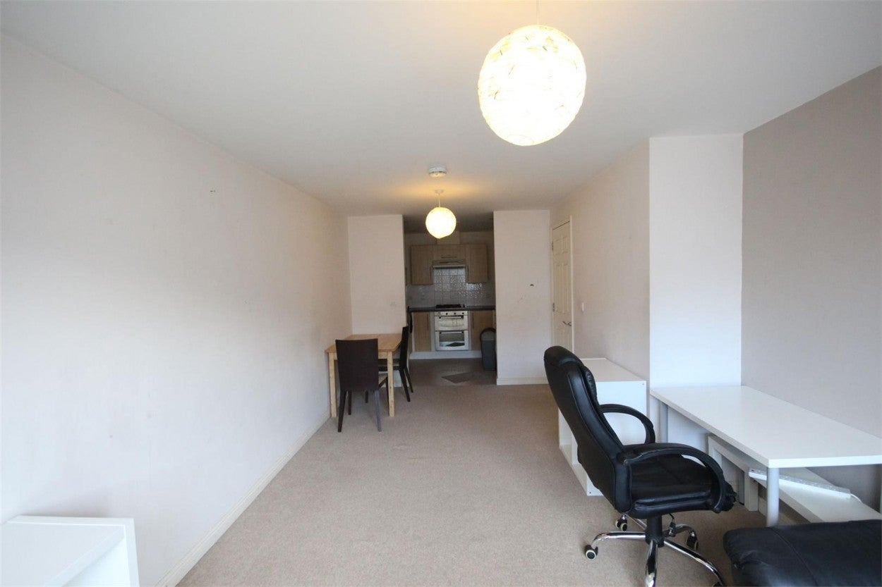 Flat Kenton Road in Greater London