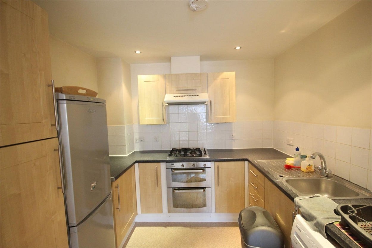 Flat Kenton Road in Greater London