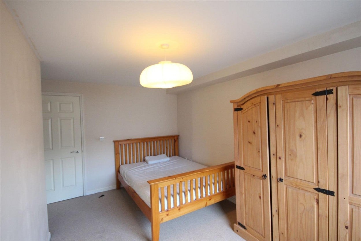 Flat Kenton Road in Greater London