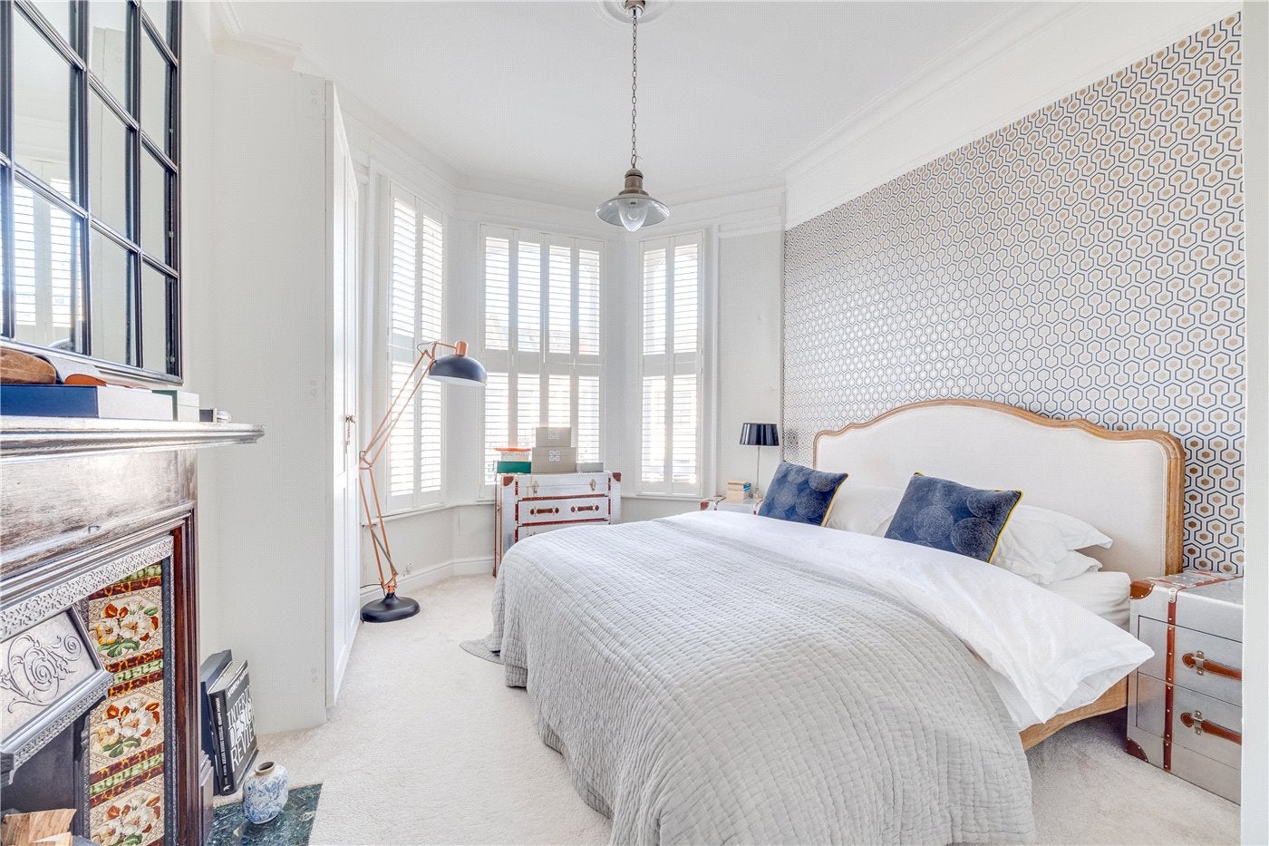 Flat Whittingstall Road in Greater London