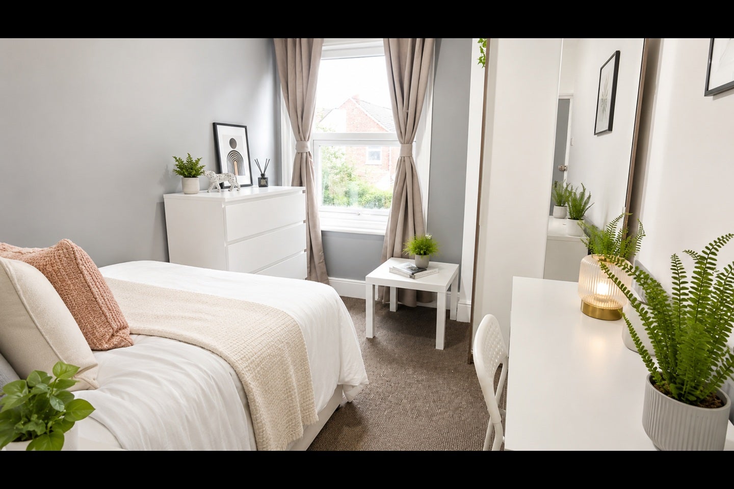 Room Hudson Road in Portsmouth