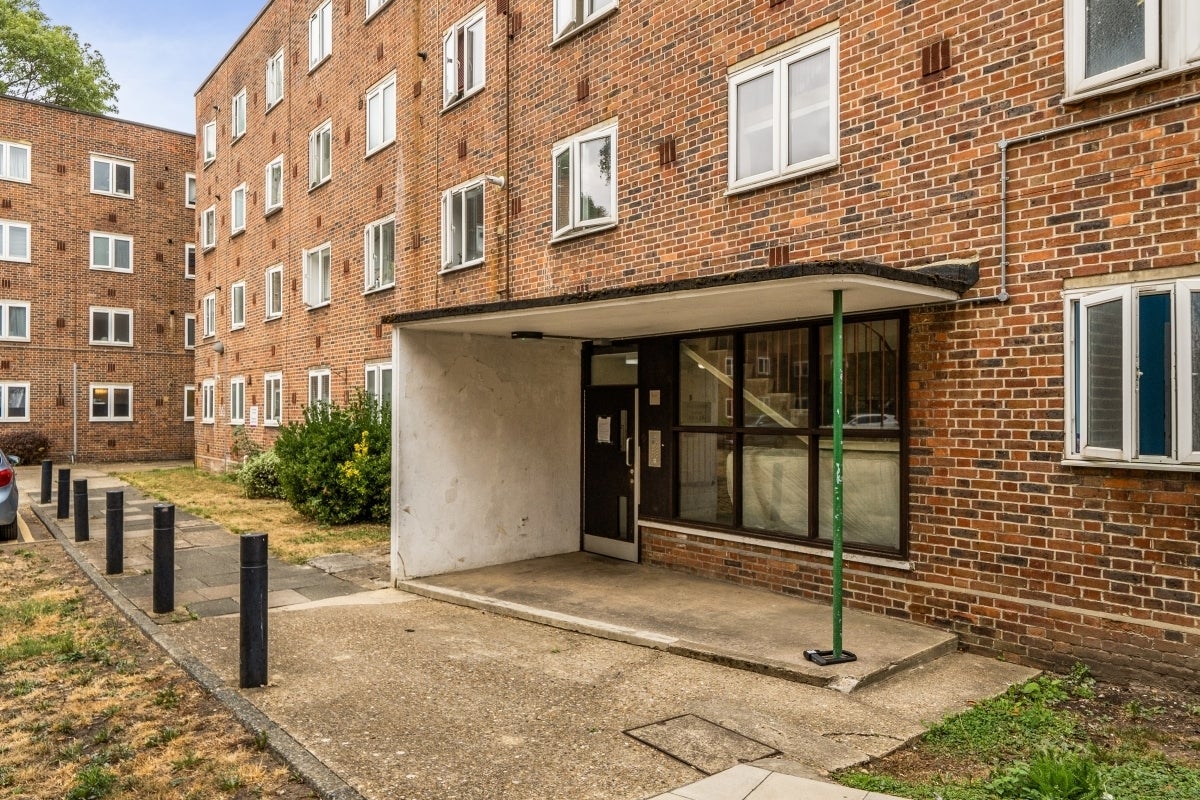 Flat Friern Barnet Lane in Greater London