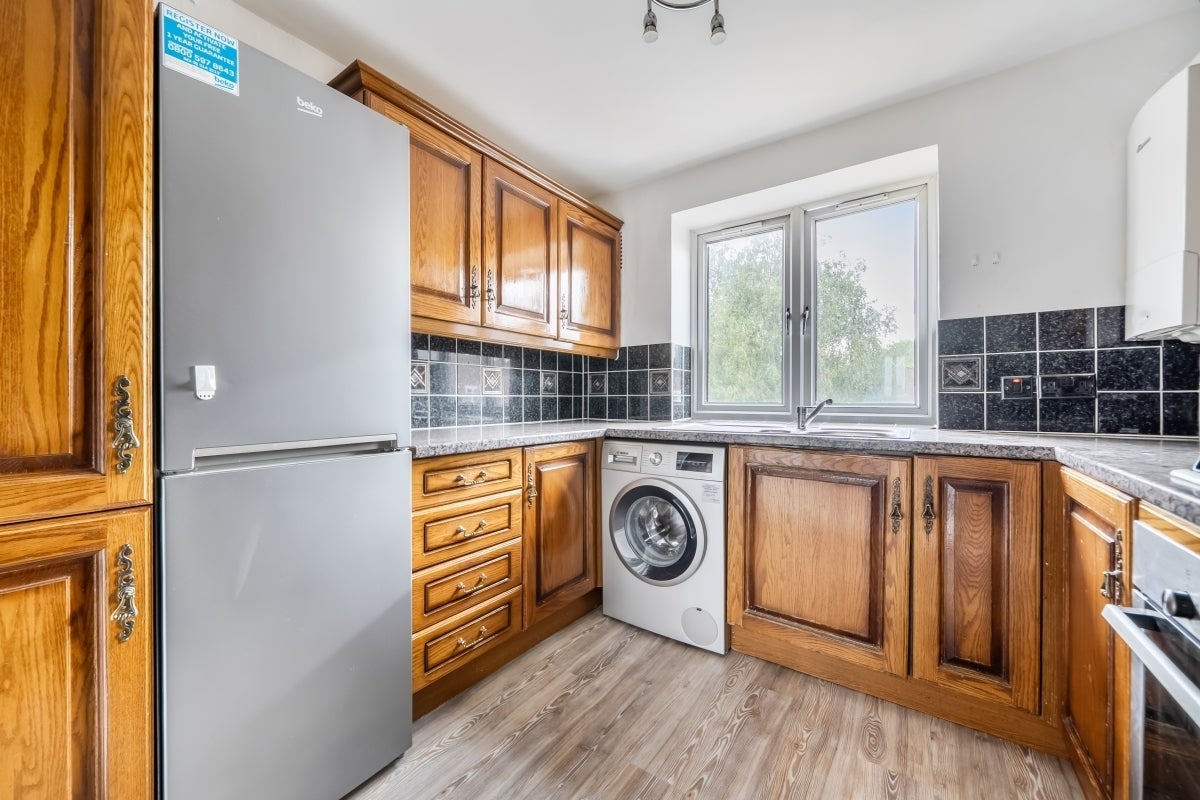 Flat Friern Barnet Lane in Greater London
