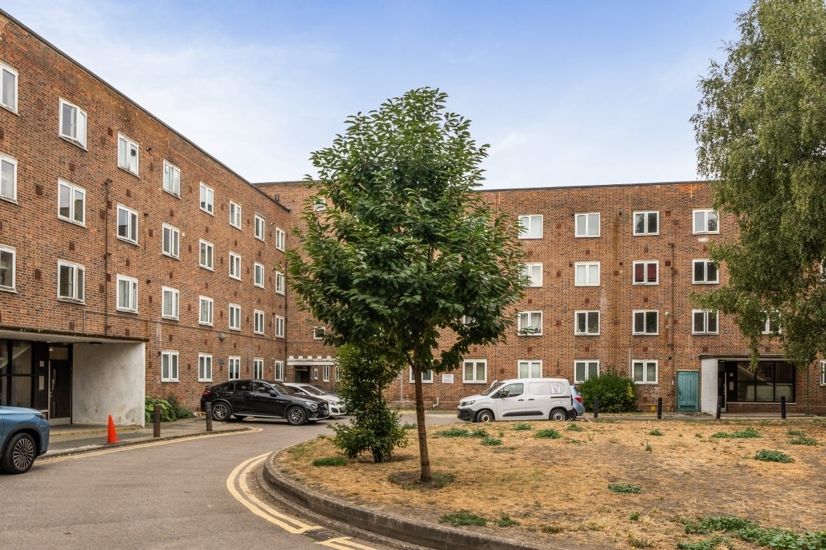 Flat Friern Barnet Lane in Greater London