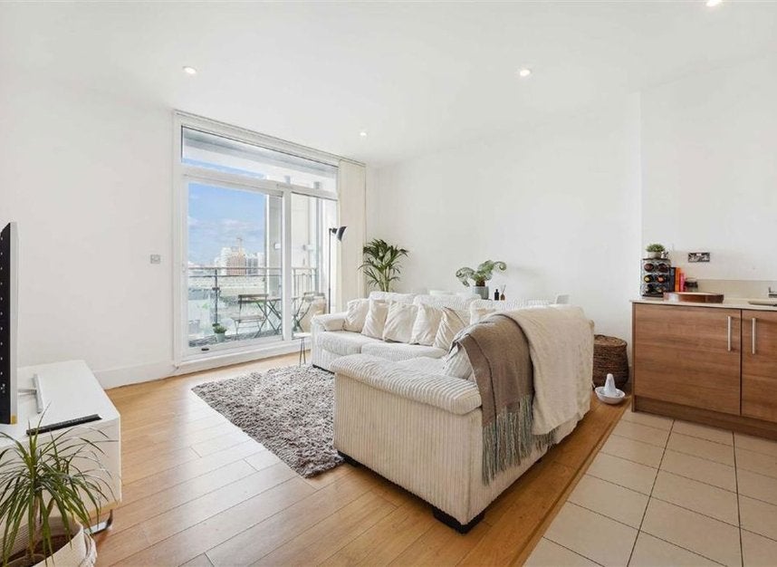 Flat Thorparch Road in Greater London