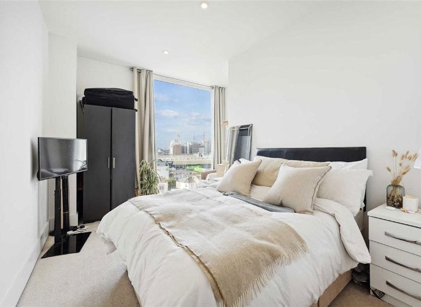 Flat Thorparch Road in Greater London