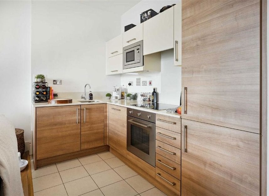 Flat Thorparch Road in Greater London