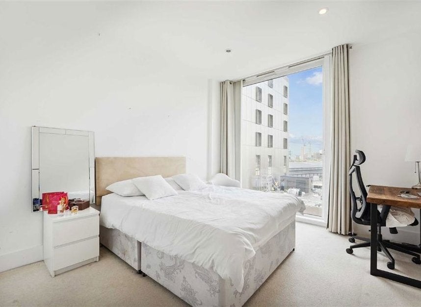 Flat Thorparch Road in Greater London