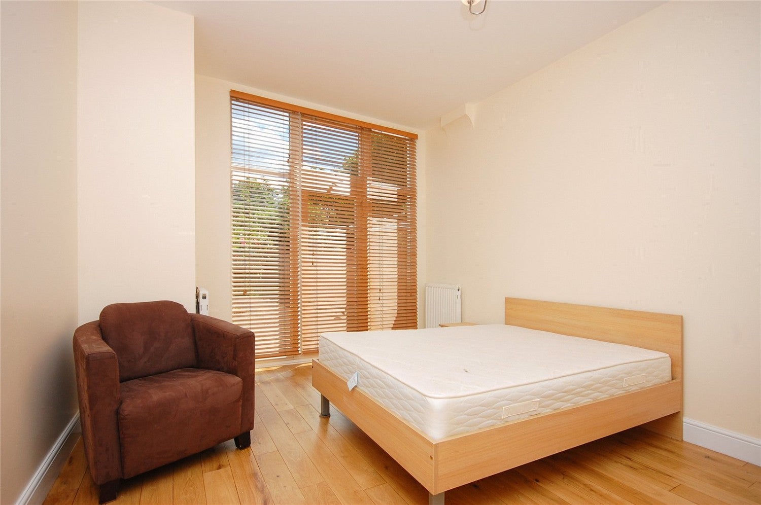 Flat Chichele Road in Greater London
