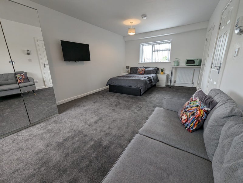 Room St. Andrew's Way in Slough