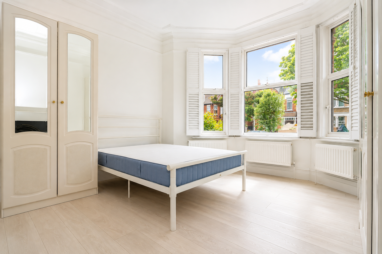 Room Chatsworth Gardens in Greater London