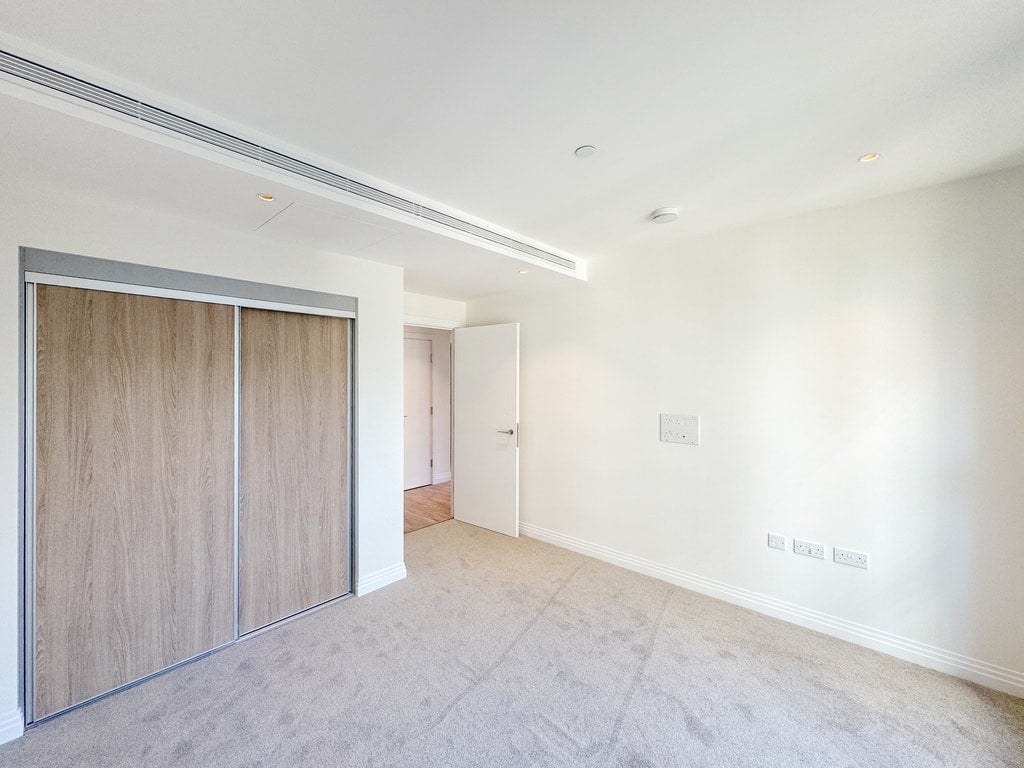 Flat Lollard Street in Greater London