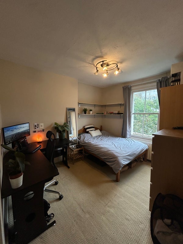 Room Meadow Road in Greater London