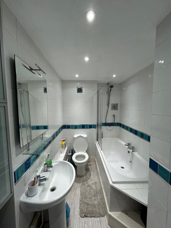 Room Meadow Road in Greater London