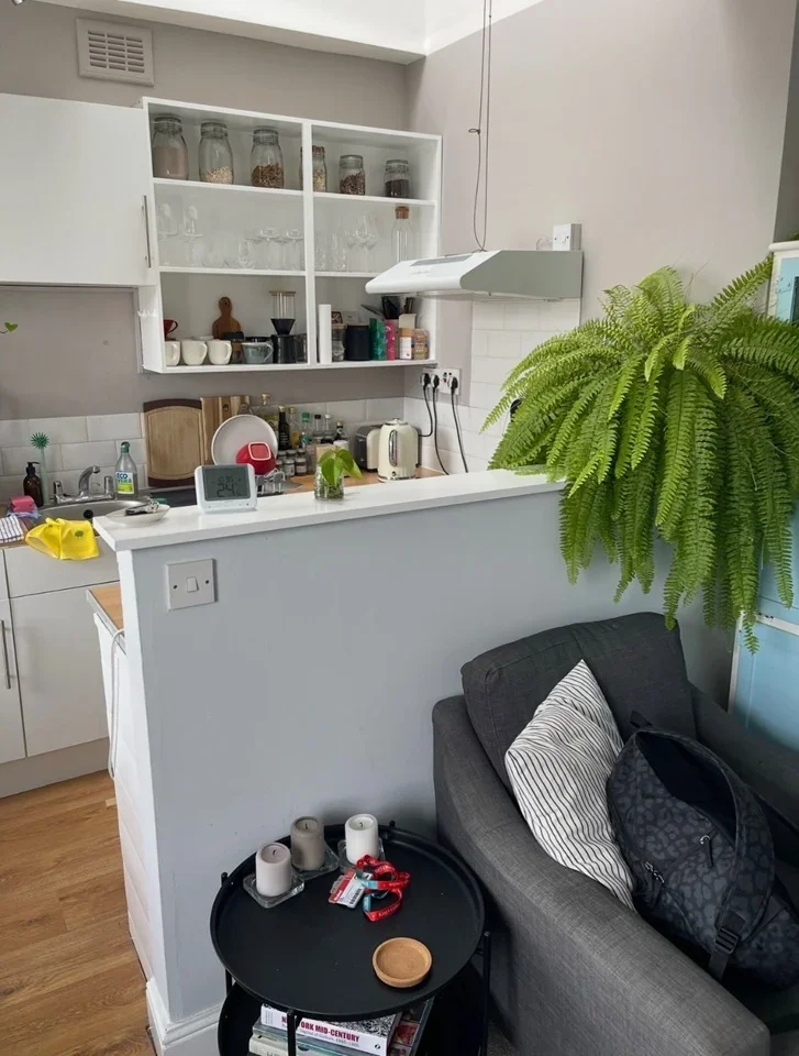 Flat Hargrave Road in Greater London