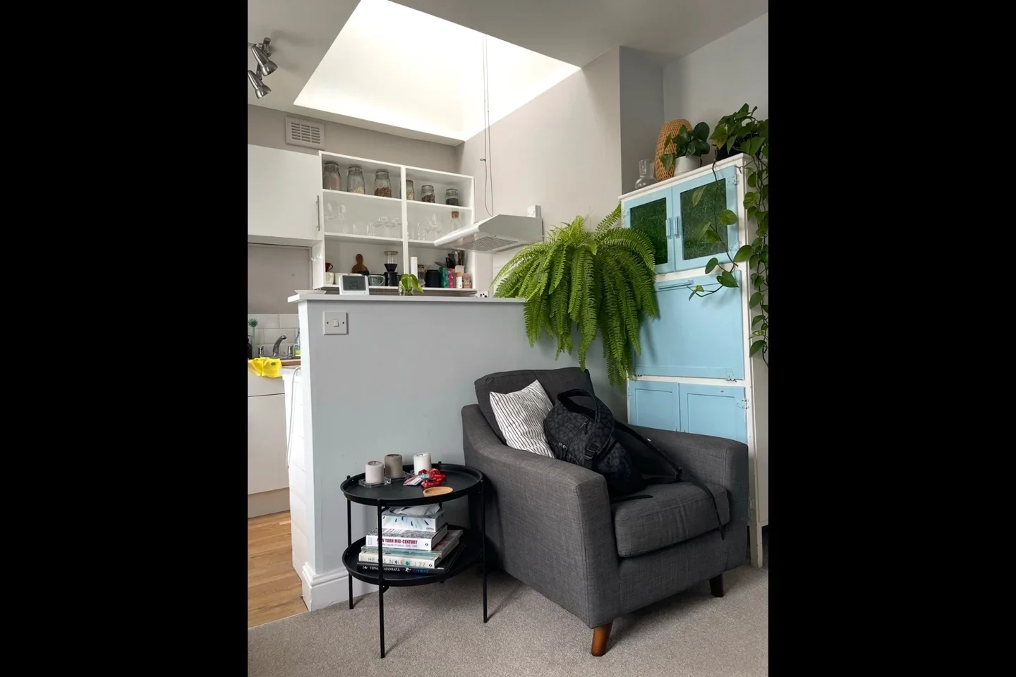 Flat Hargrave Road in Greater London