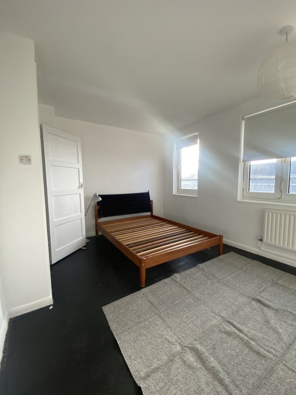 Room Armfield Crescent in Greater London