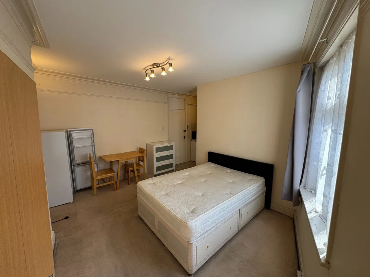 Flat Long Lane in Greater London