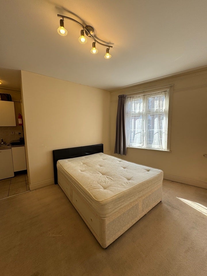 Flat Long Lane in Greater London