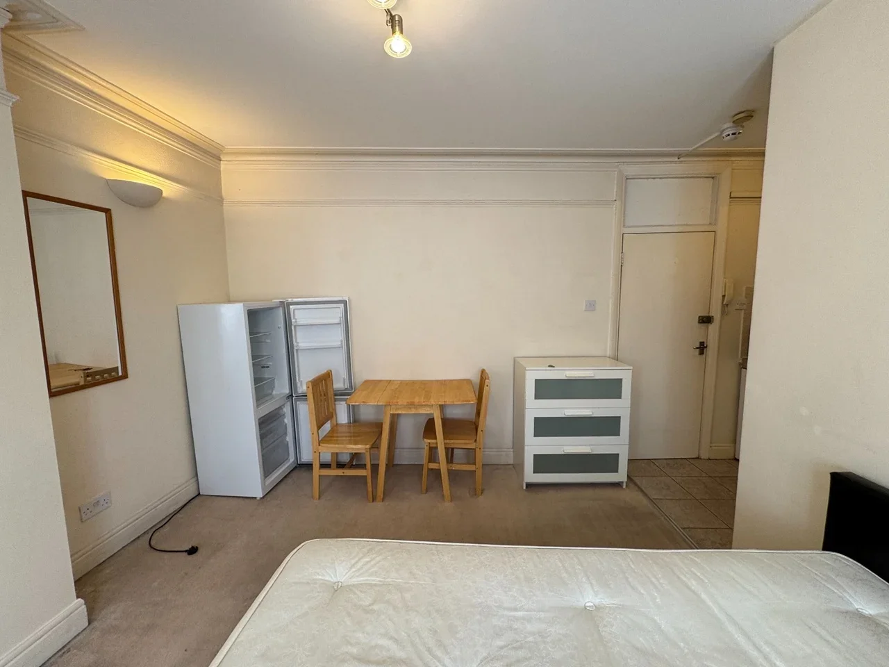 Flat Long Lane in Greater London