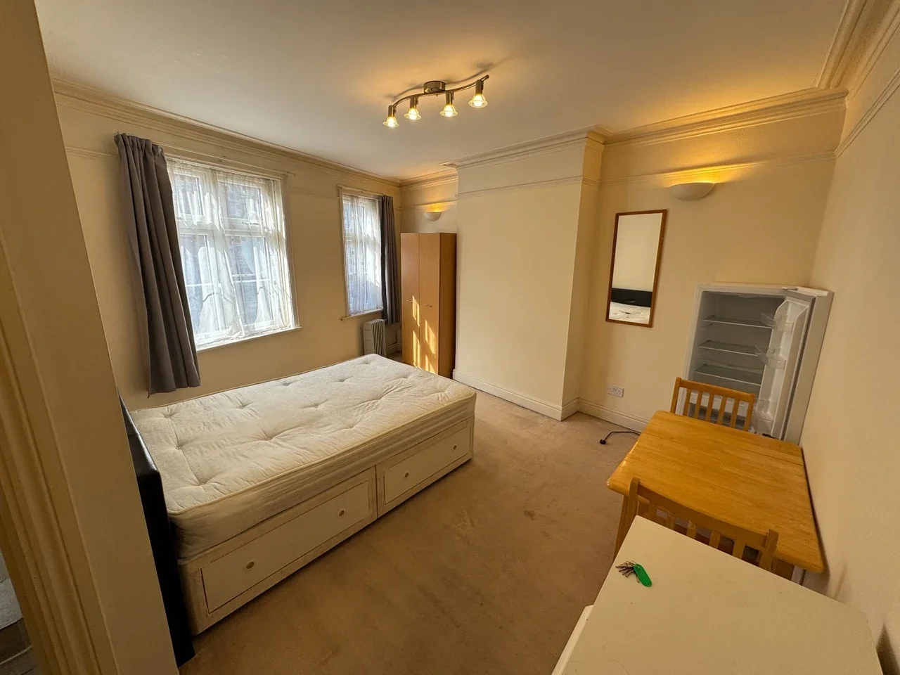 Flat Long Lane in Greater London