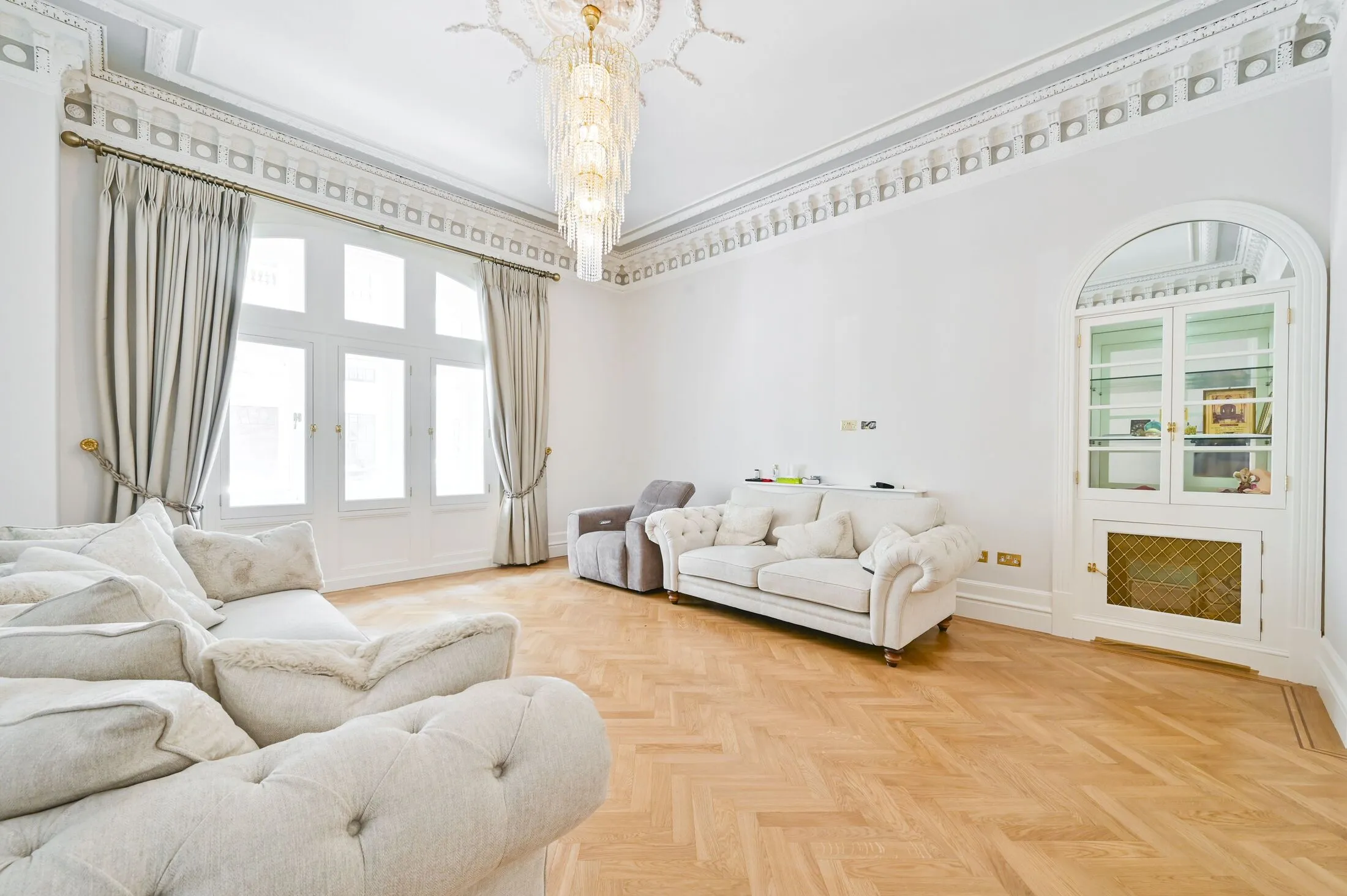 Flat Whitehall Court in City of Westminster