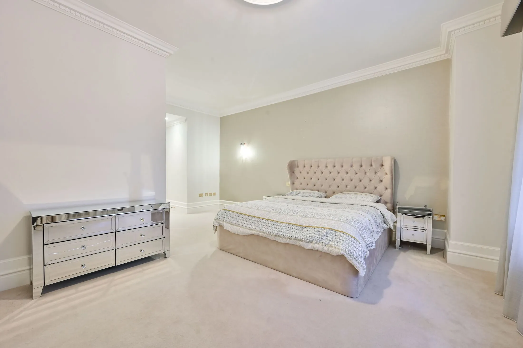 Flat Whitehall Court in City of Westminster