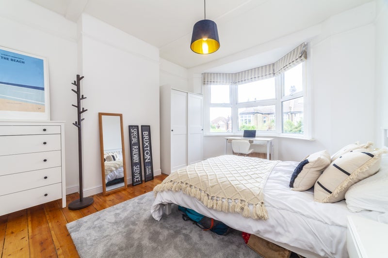 Room Cricklade Avenue in Greater London