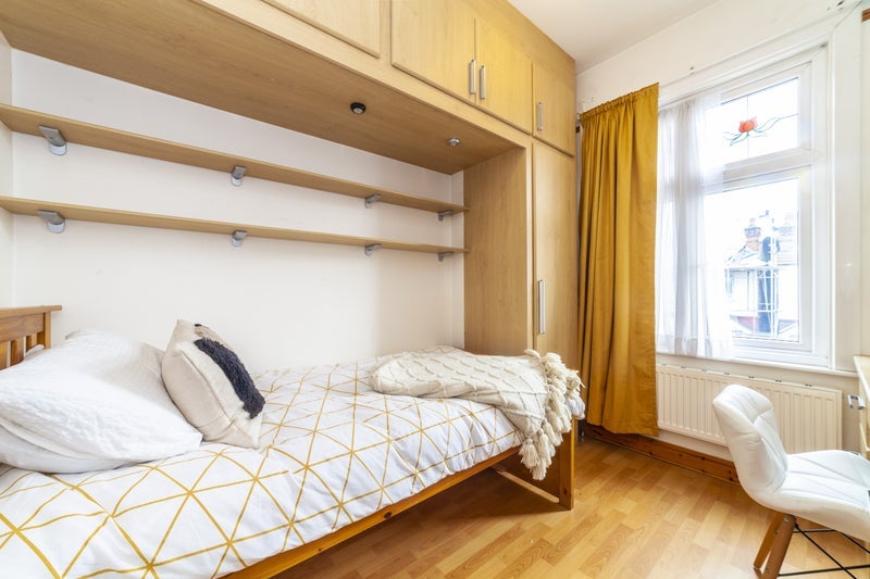 Room Cricklade Avenue in Greater London