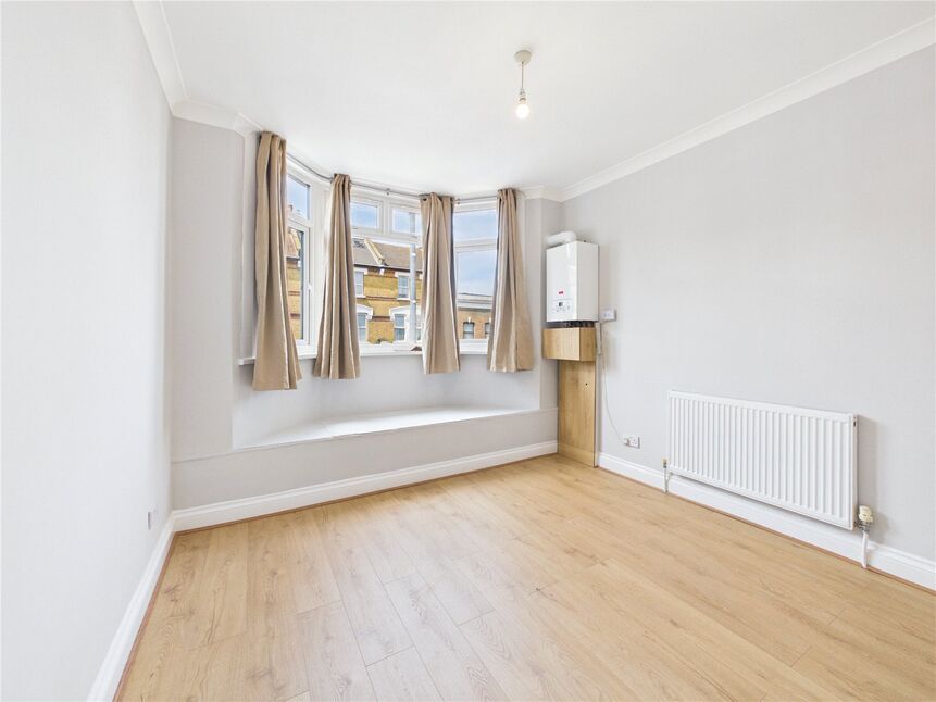 Flat Upton Lane in Greater London