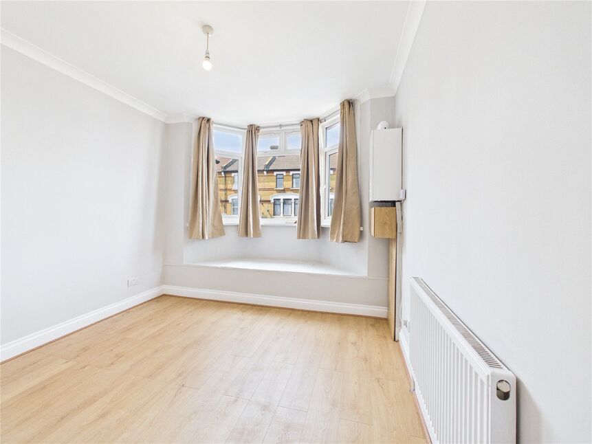Flat Upton Lane in Greater London