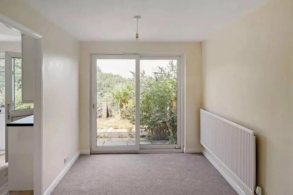 Room Avondale Road in Greater London