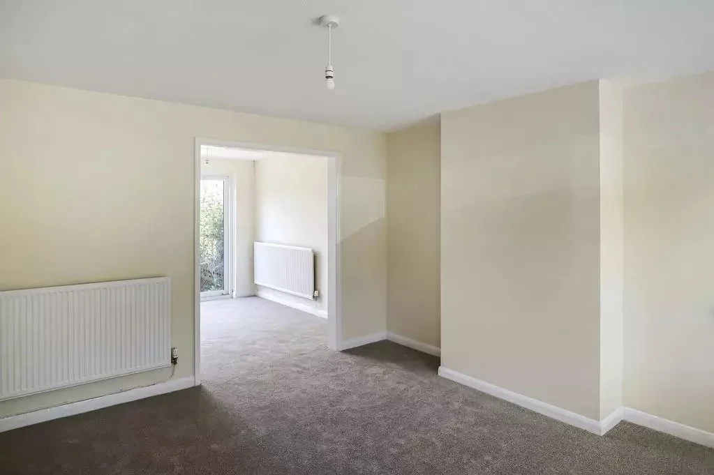 Room Avondale Road in Greater London
