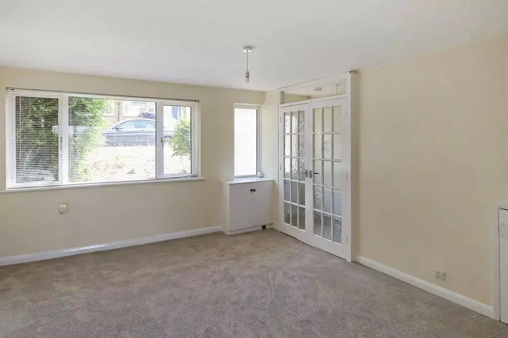 Room Avondale Road in Greater London