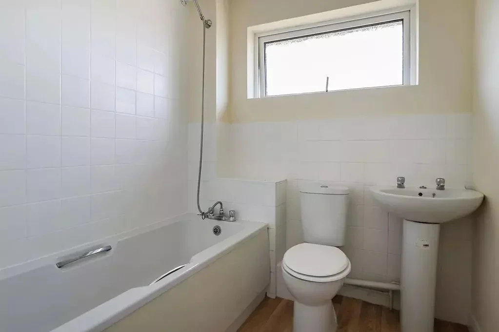 Room Avondale Road in Greater London