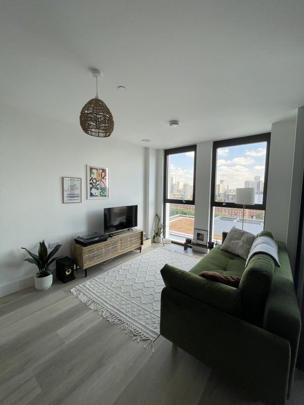 Flat Marshgate Lane in Greater London