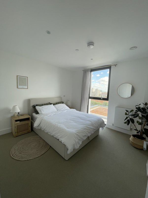 Flat Marshgate Lane in Greater London