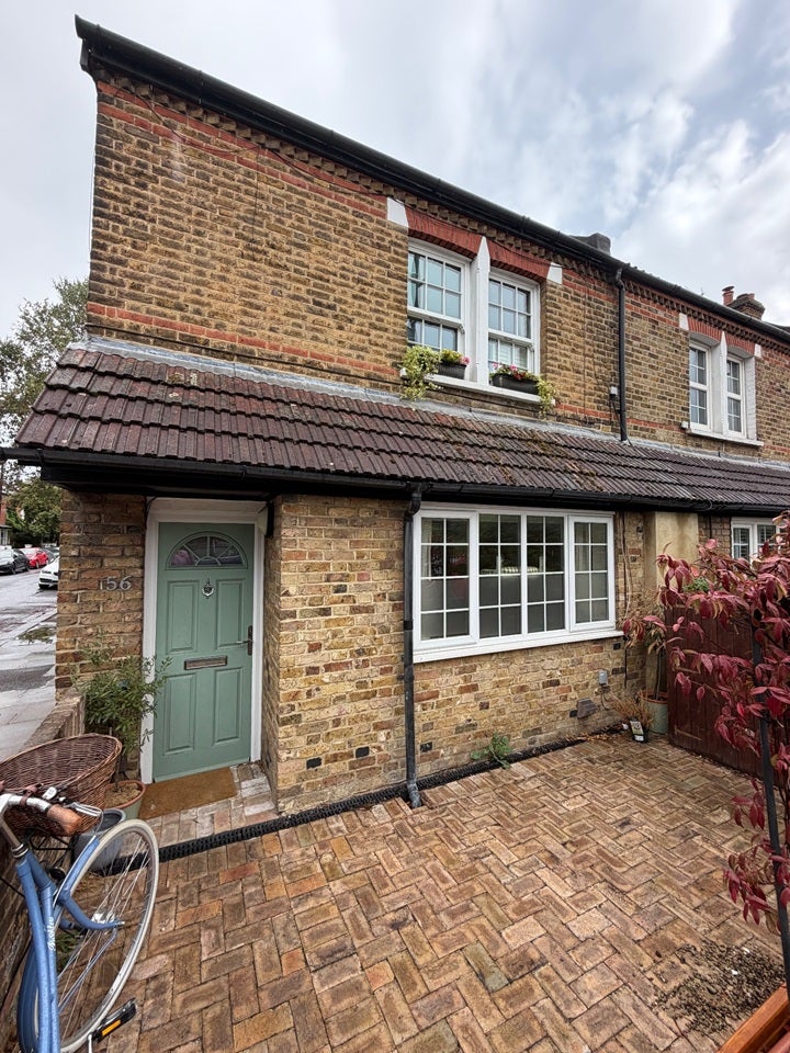 Room Wellington Road in Greater London