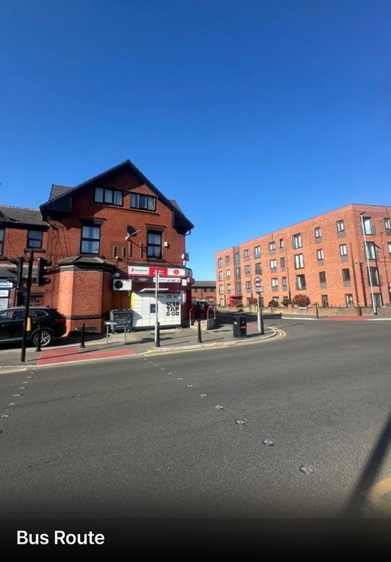 Room Lords Avenue in Salford